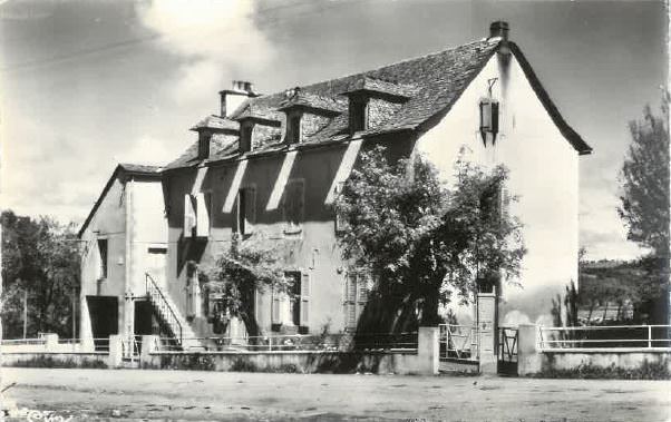 Mairie à gauche, école publique garçons à droite